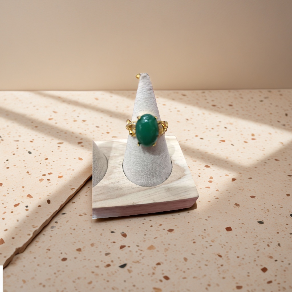 The green gemstone ring is fashionable, simple and versatile for women, set with natural stone details Picture