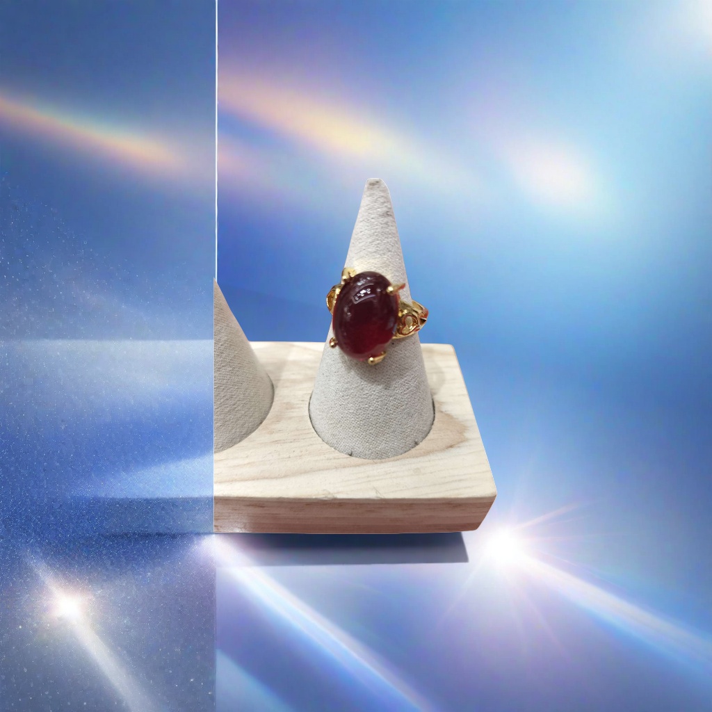 Red gemstone ring, a fashionable and simple ladies' ring, a red gemstone inlaid ring