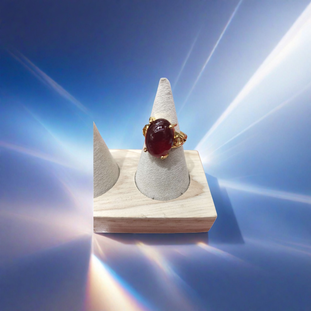 Red gemstone ring, a fashionable and simple ladies' ring, a red gemstone inlaid ring details Picture