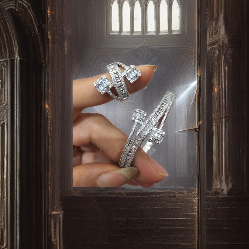 The silver diamond-encrusted bracelet and ring set is fashionable, simple and versatile for women