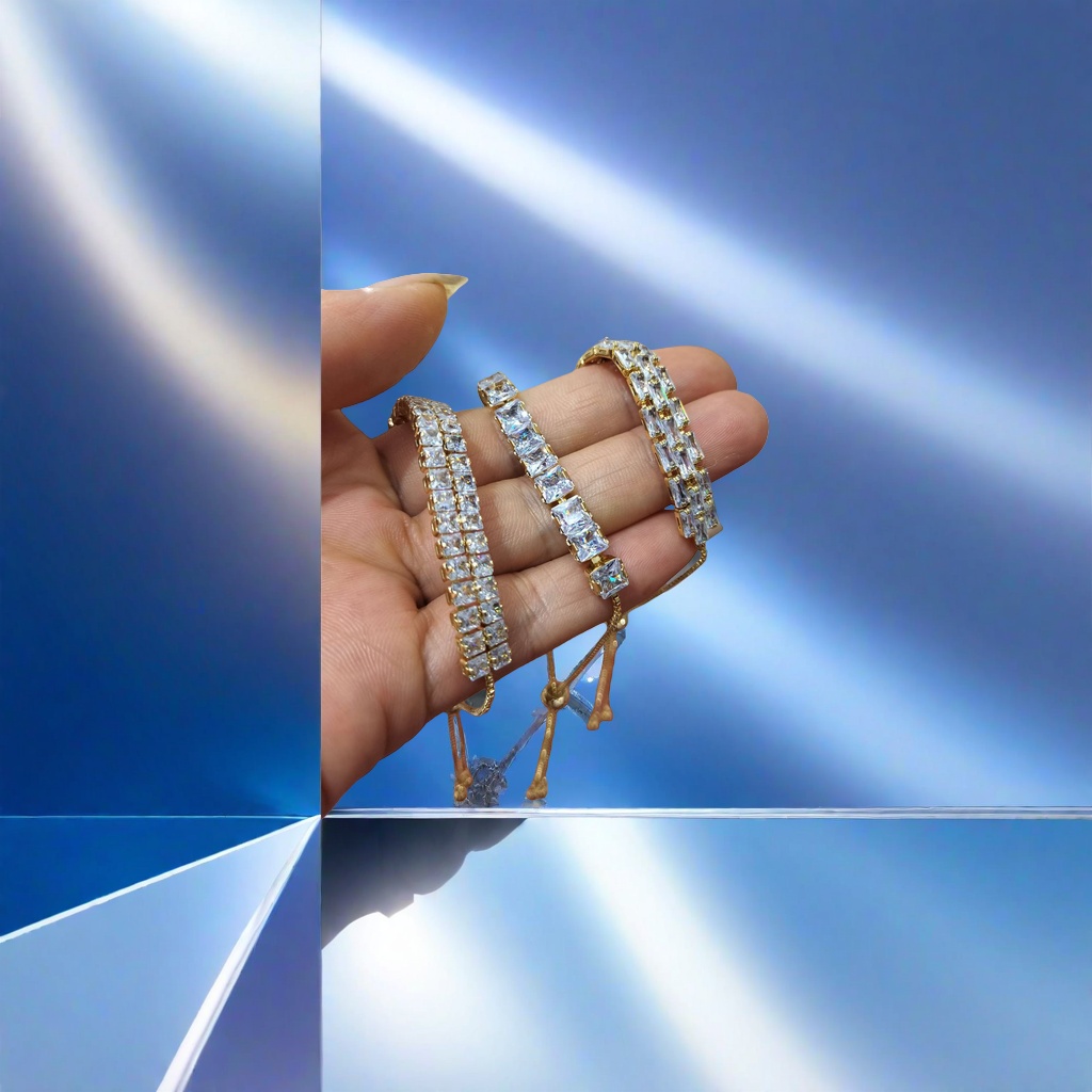 The golden diamond-encrusted handheld display bracelet shines as a light luxury lady's accessory details Picture