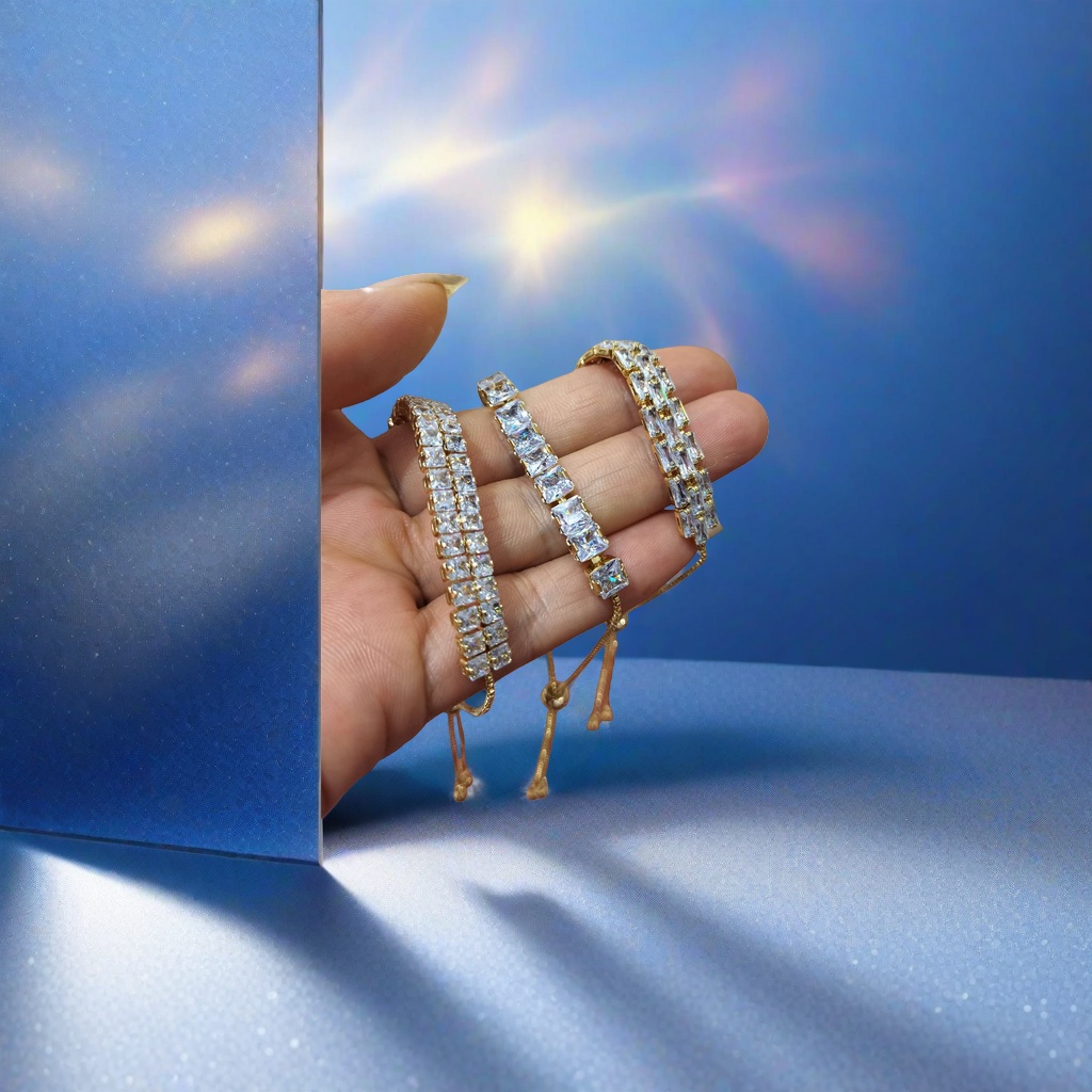 The golden diamond-encrusted handheld display bracelet shines as a light luxury lady's accessory
