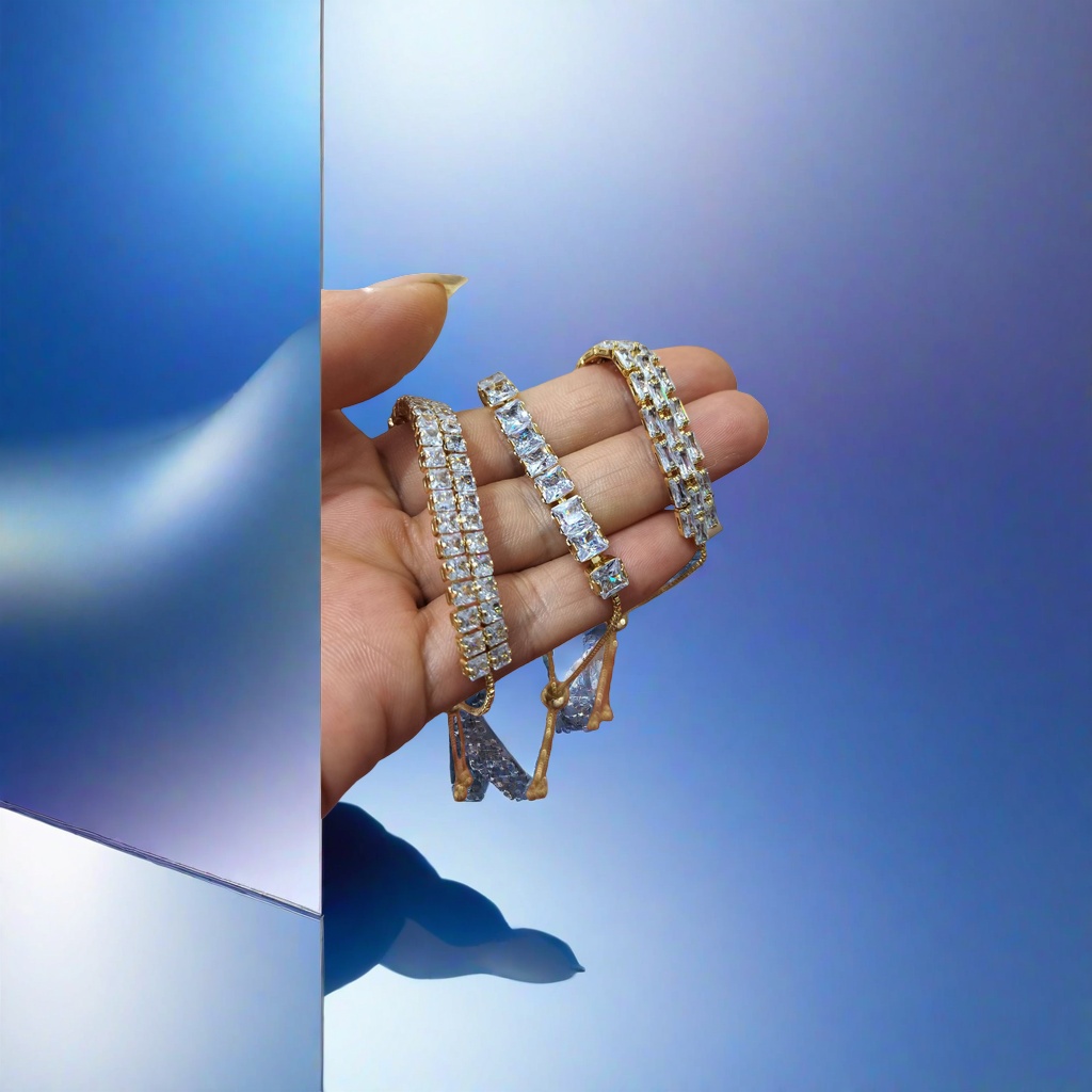 The golden diamond-encrusted handheld display bracelet shines as a light luxury lady's accessory Specification image