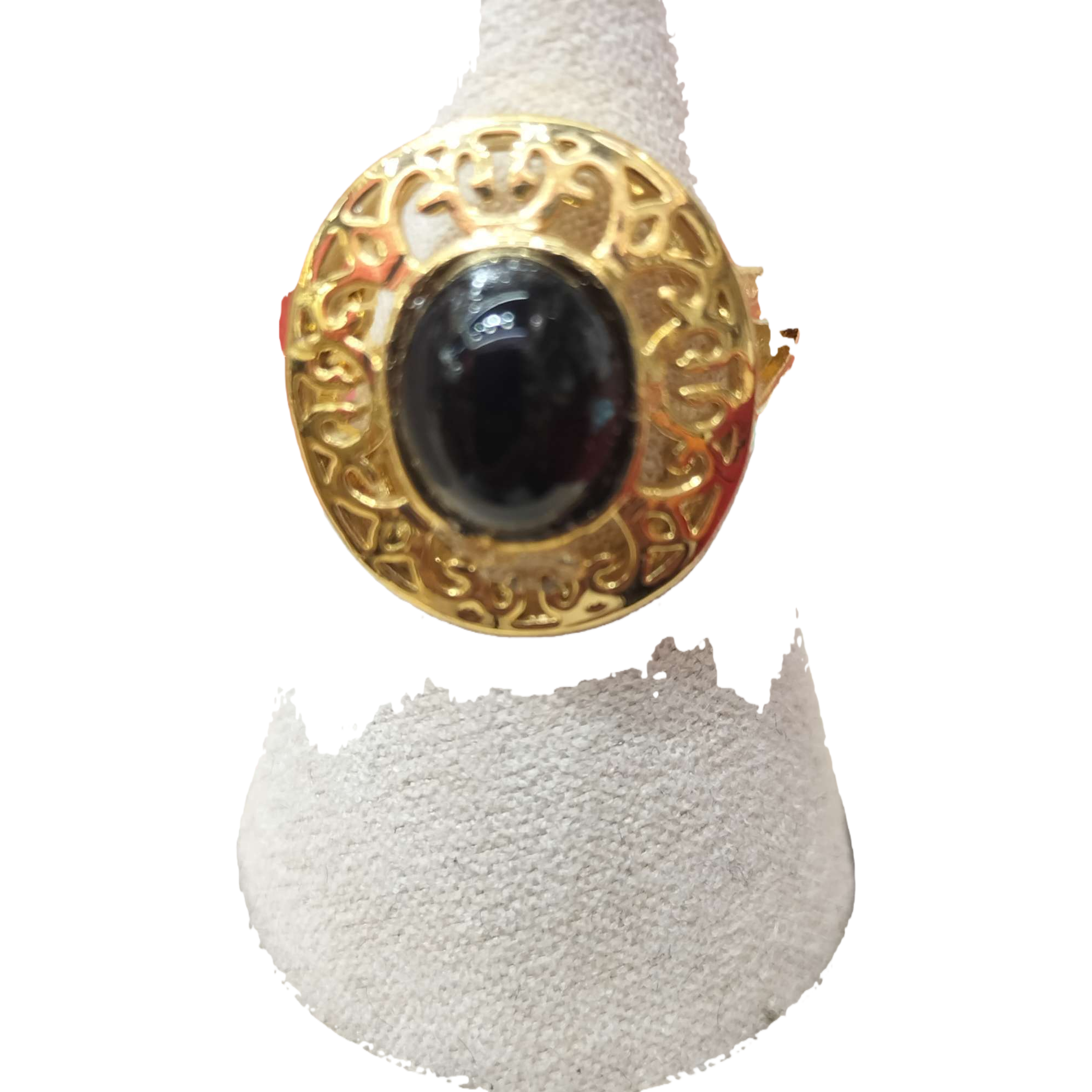 A fashionable and light luxury lady's ring with a golden carved pattern and a black oval gemstone set in the center Item Picture