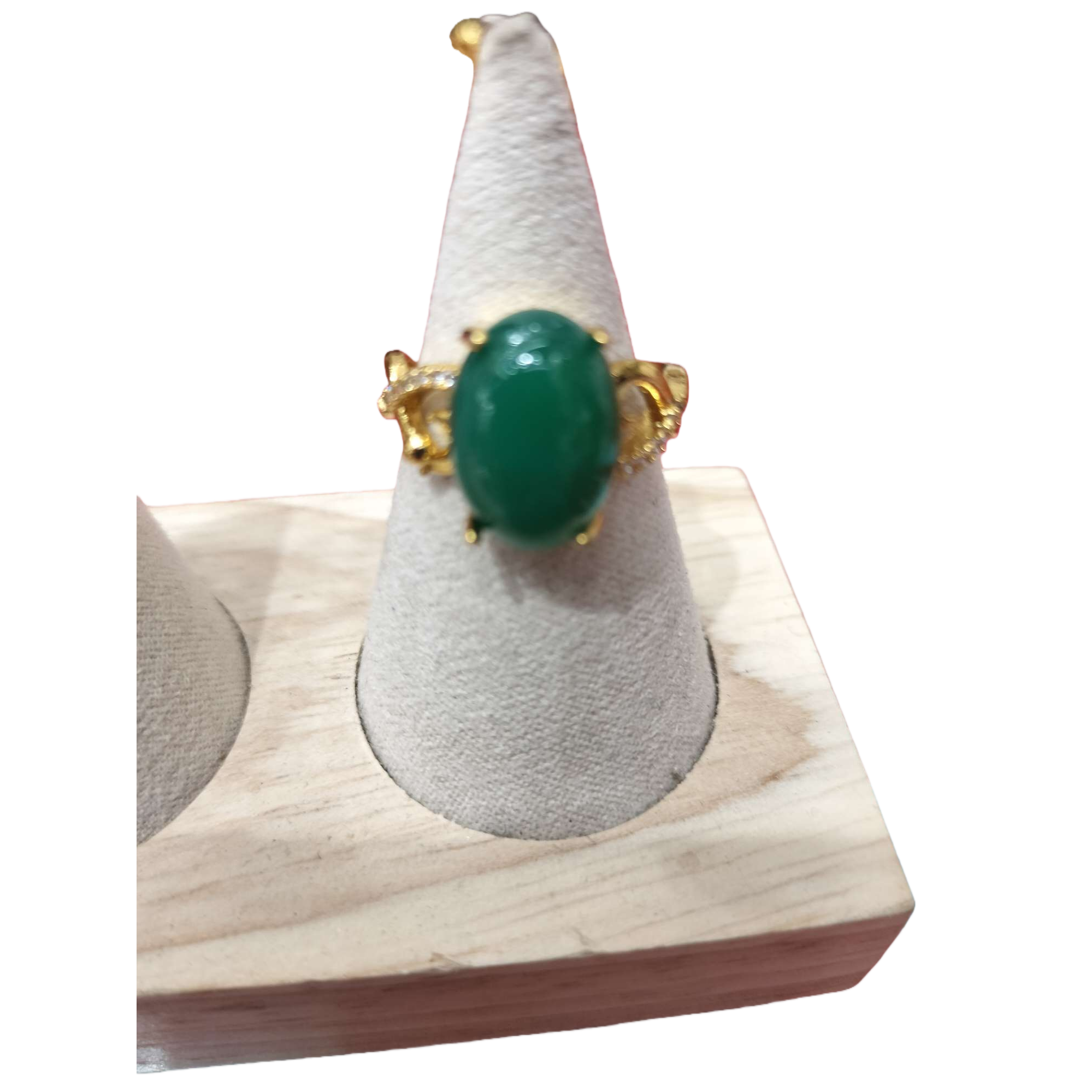 The green gemstone ring is fashionable, simple and versatile for women, set with natural stone Item Picture