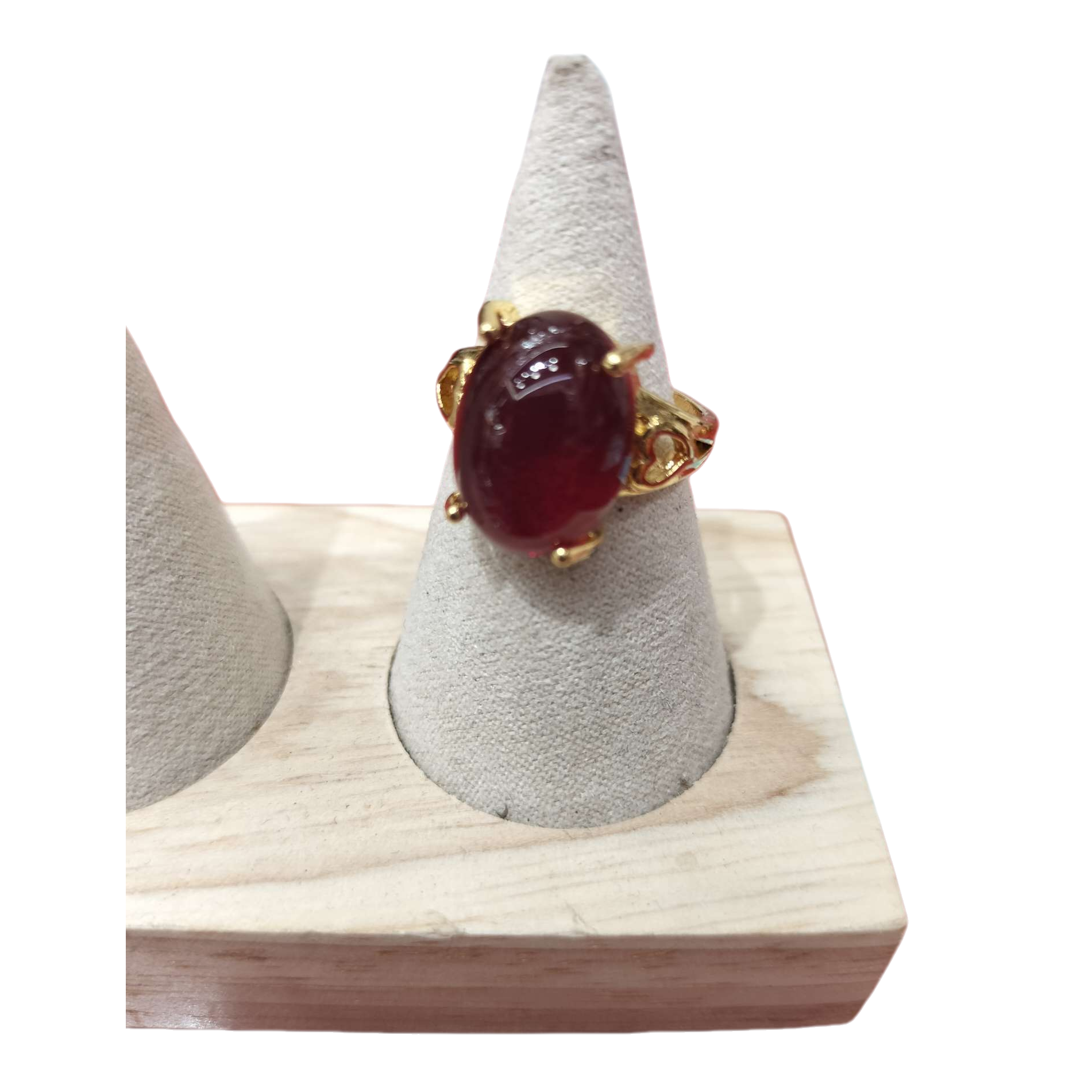 Red gemstone ring, a fashionable and simple ladies' ring, a red gemstone inlaid ring Item Picture