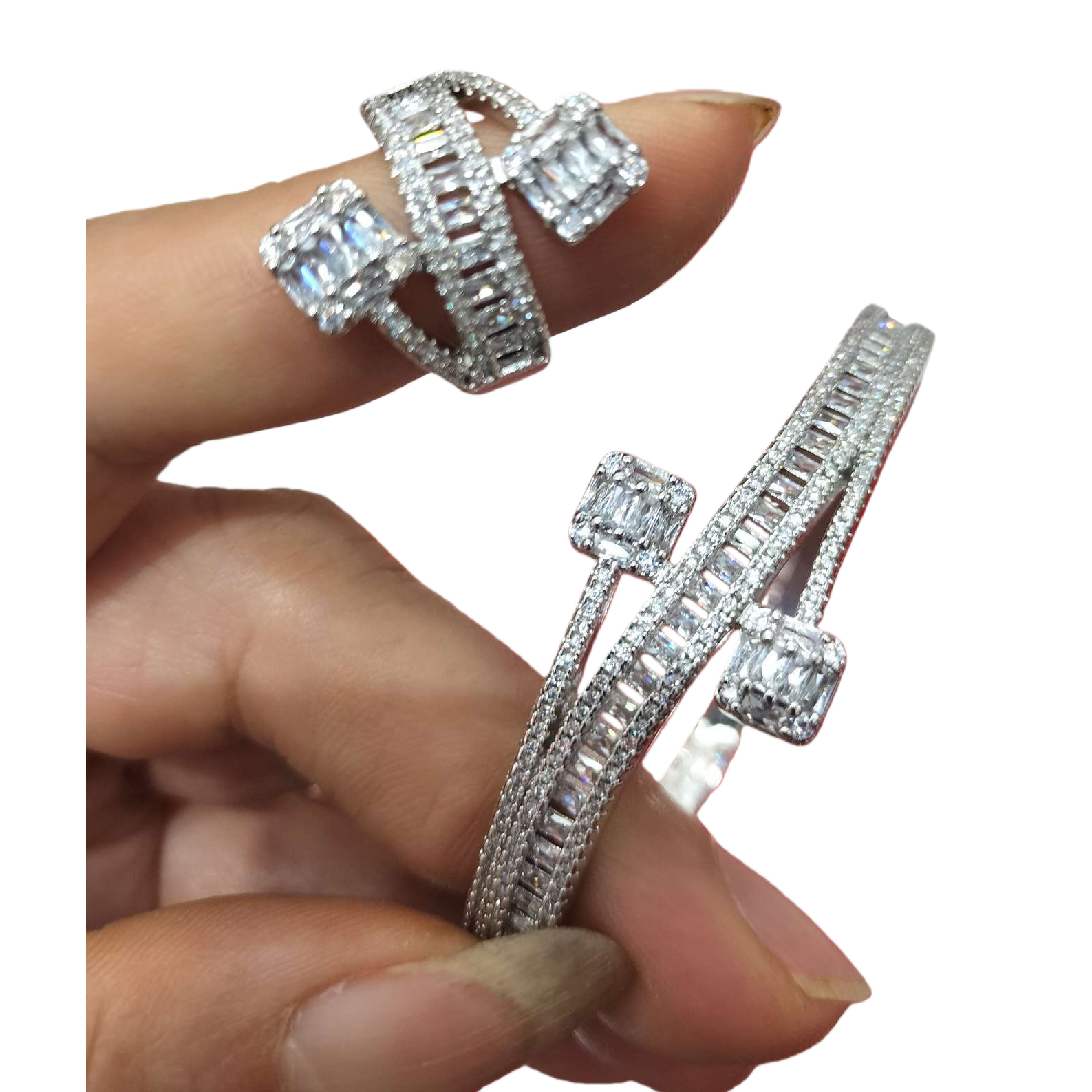 The silver diamond-encrusted bracelet and ring set is fashionable, simple and versatile for women Item Picture