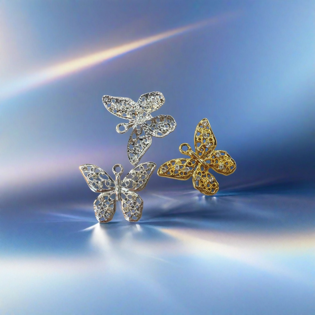 A fashionable and versatile women's necklace with a silver and gold hollowed-out butterfly pendant Specification image