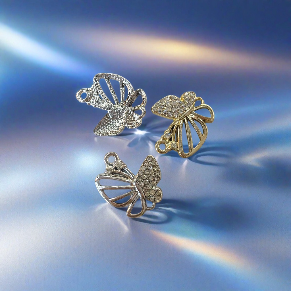 Silver and gold butterfly-shaped pendant, fashionable, versatile and exquisite gift box set Application Scenario