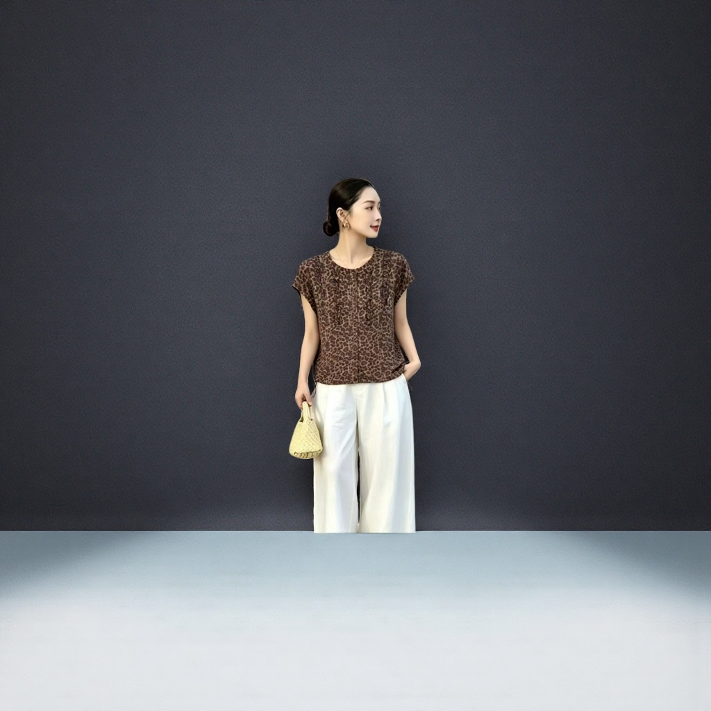 A leopard print short-sleeved top for women's summer wear is casual and slimming Application Scenario