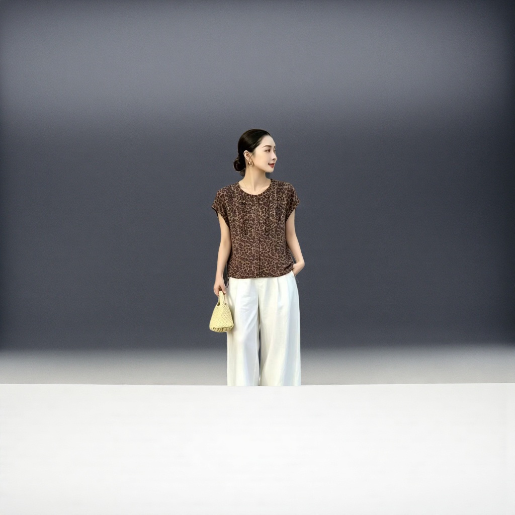 A leopard print short-sleeved top for women's summer wear is casual and slimming details Picture