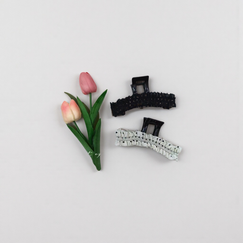 Black polka dot lace hairpins, white polka dot lace hairpins, pink tulip bouquets details Picture