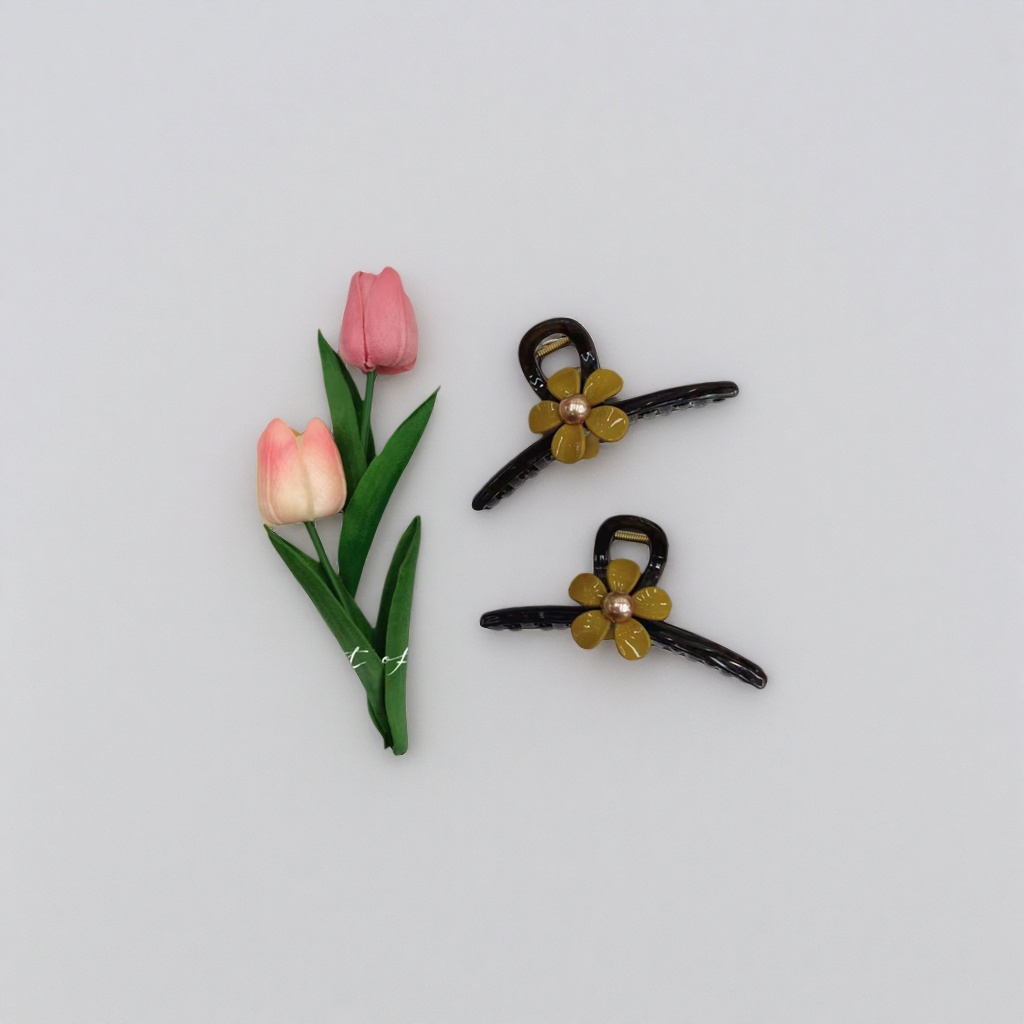 The black flower hair clip with a white striped tray is a fashionable hair accessory that can be used for both storage and fashion Application Scenario