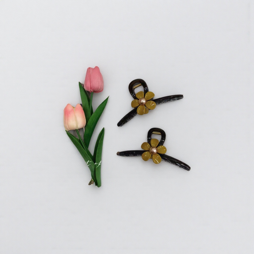 The black flower hair clip with a white striped tray is a fashionable hair accessory that can be used for both storage and fashion