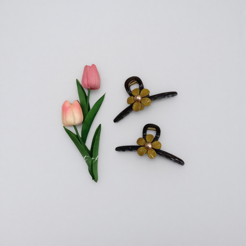 The black flower hair clip with a white striped tray is a fashionable hair accessory that can be used for both storage and fashion details Picture