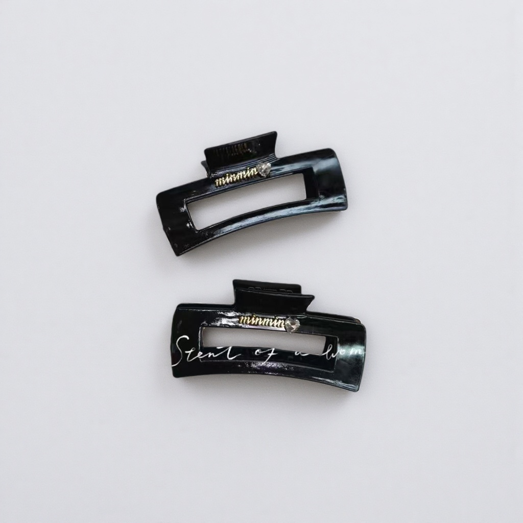The black hairpin is a fashionable, simple and versatile women's headwear with bangs Application Scenario