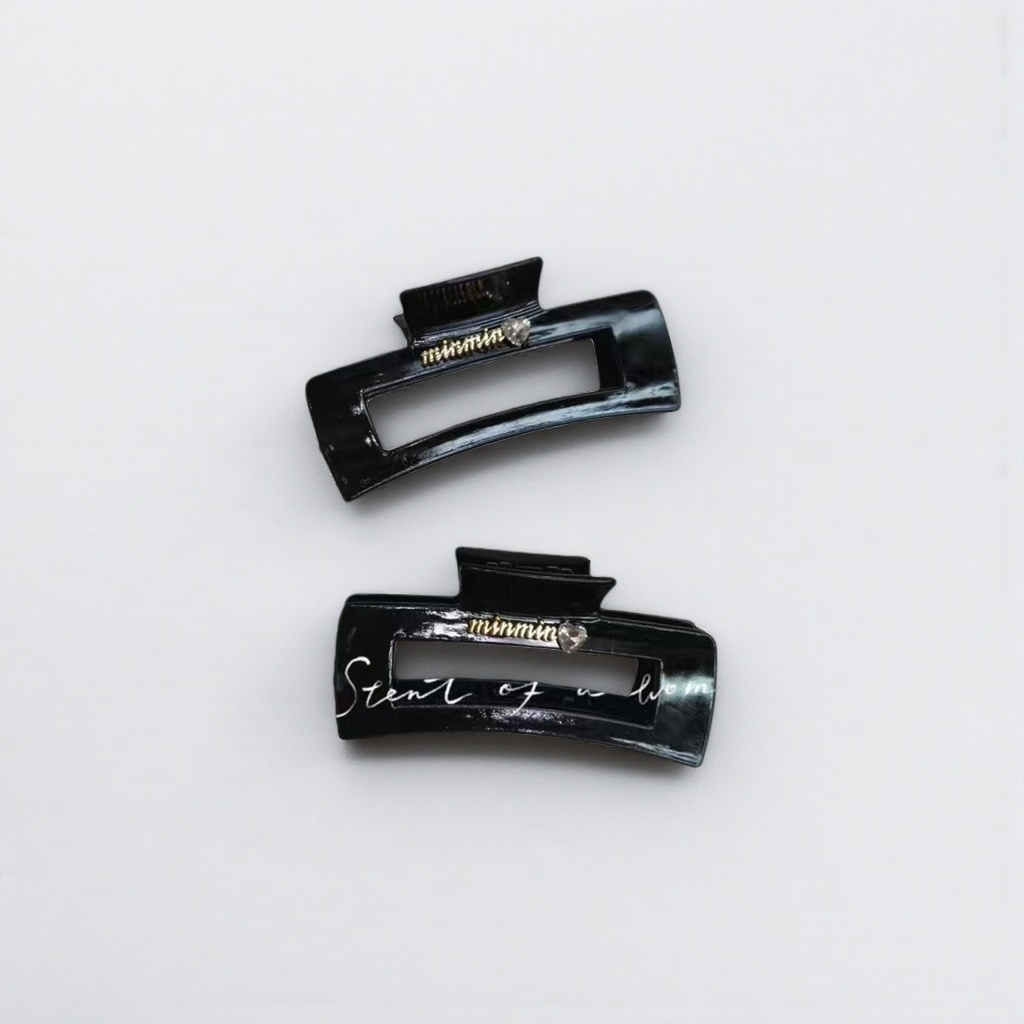 The black hairpin is a fashionable, simple and versatile women's headwear with bangs