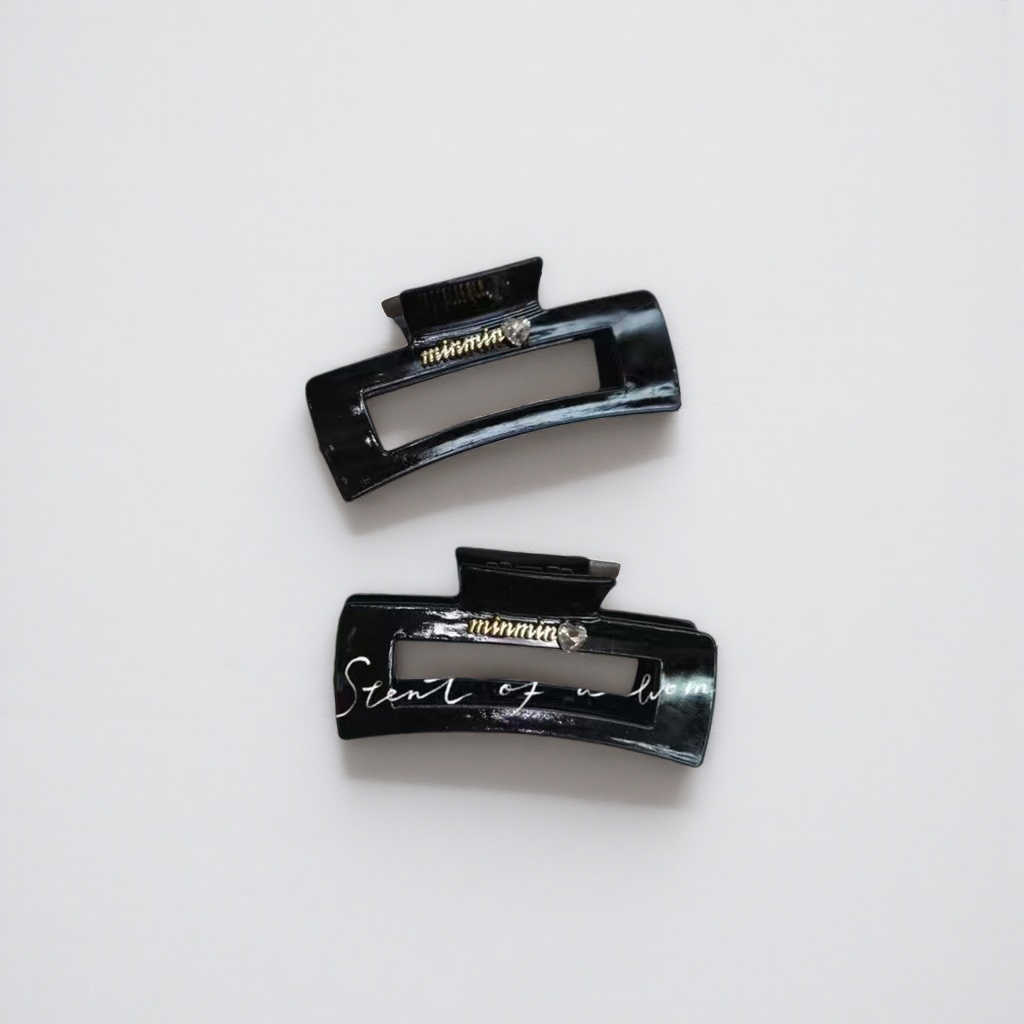 The black hairpin is a fashionable, simple and versatile women's headwear with bangs details Picture