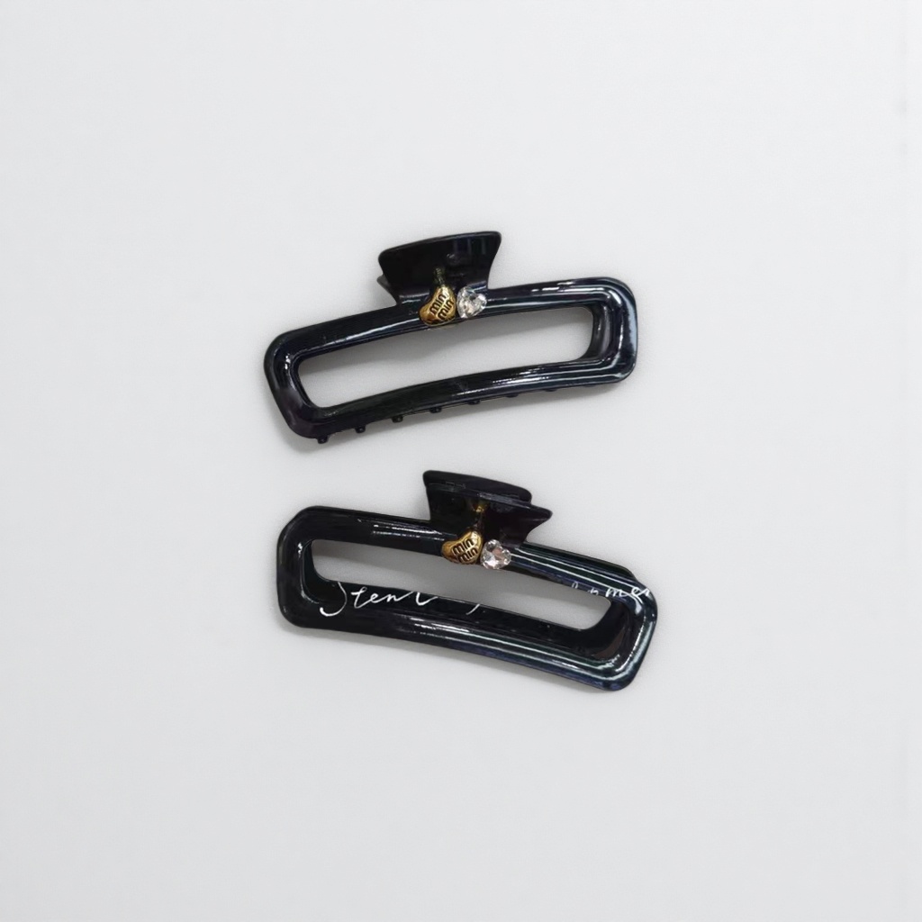 Black hairpins are simple and versatile for ladies' headwear. They are metal thin-handled anti-slip clips Application Scenario