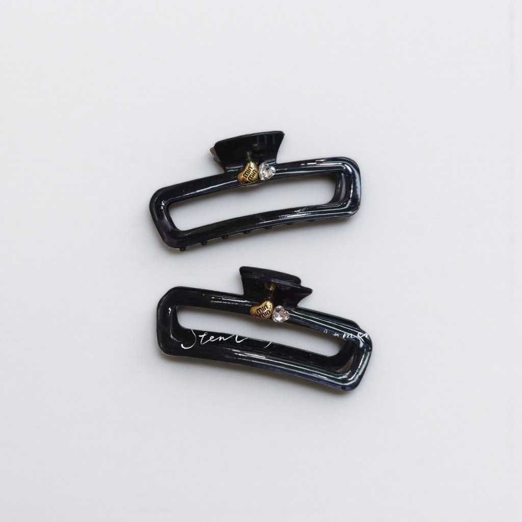Black hairpins are simple and versatile for ladies' headwear. They are metal thin-handled anti-slip clips