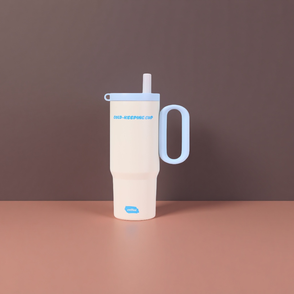 米色保温杯，带浅蓝色杯盖、吸管和手柄，杯身印有“COLD-KEEPING CUP”和“coffee”字样产品图