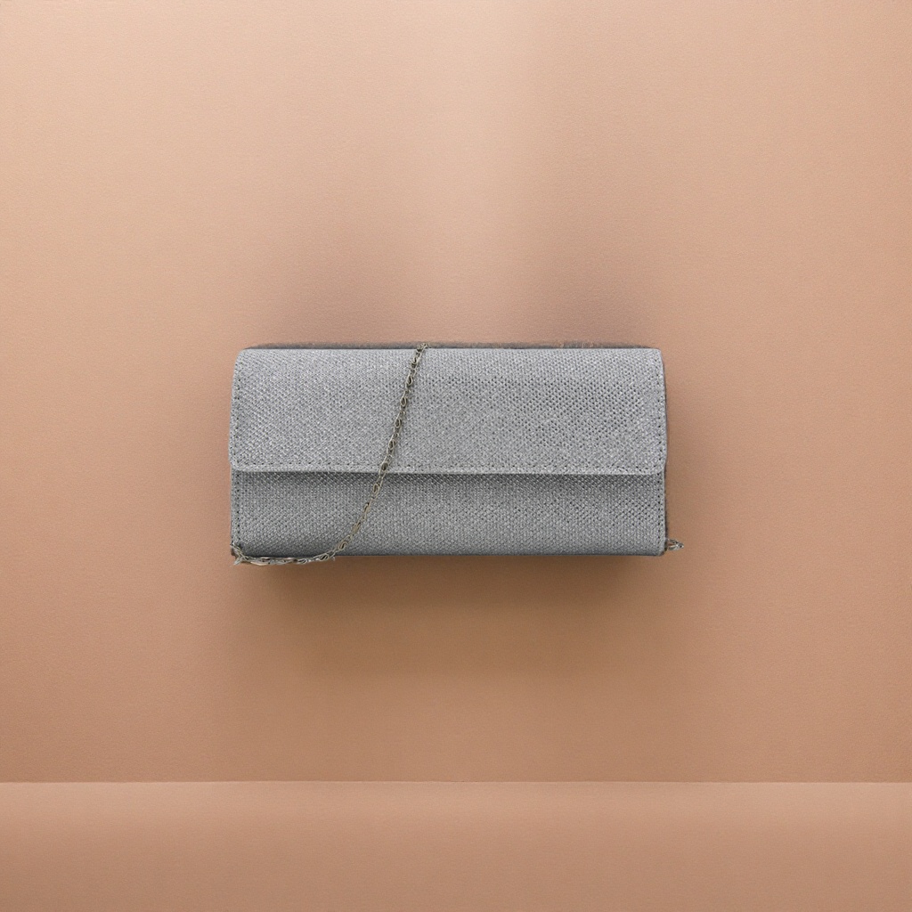 The silver sequined clutch bag is small, light, fashionable and versatile for women's dinner