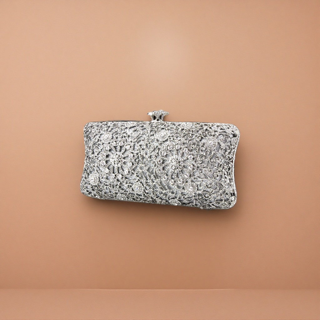 The silver diamond-encrusted and carved clutch is small and portable for ladies' dinner parties Application Scenario