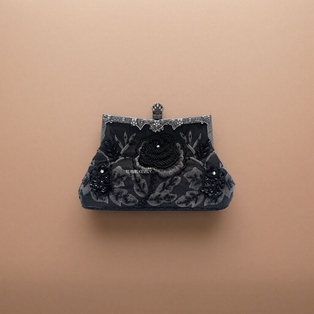 The black embroidered floral clutch for ladies' dinner is small, light, fashionable and versatile Application Scenario