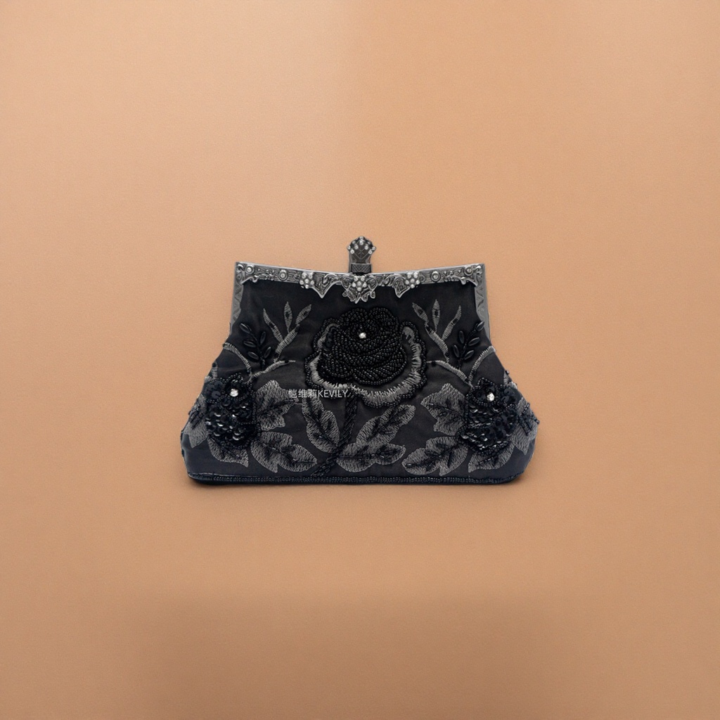 The black embroidered floral clutch for ladies' dinner is small, light, fashionable and versatile Specification image