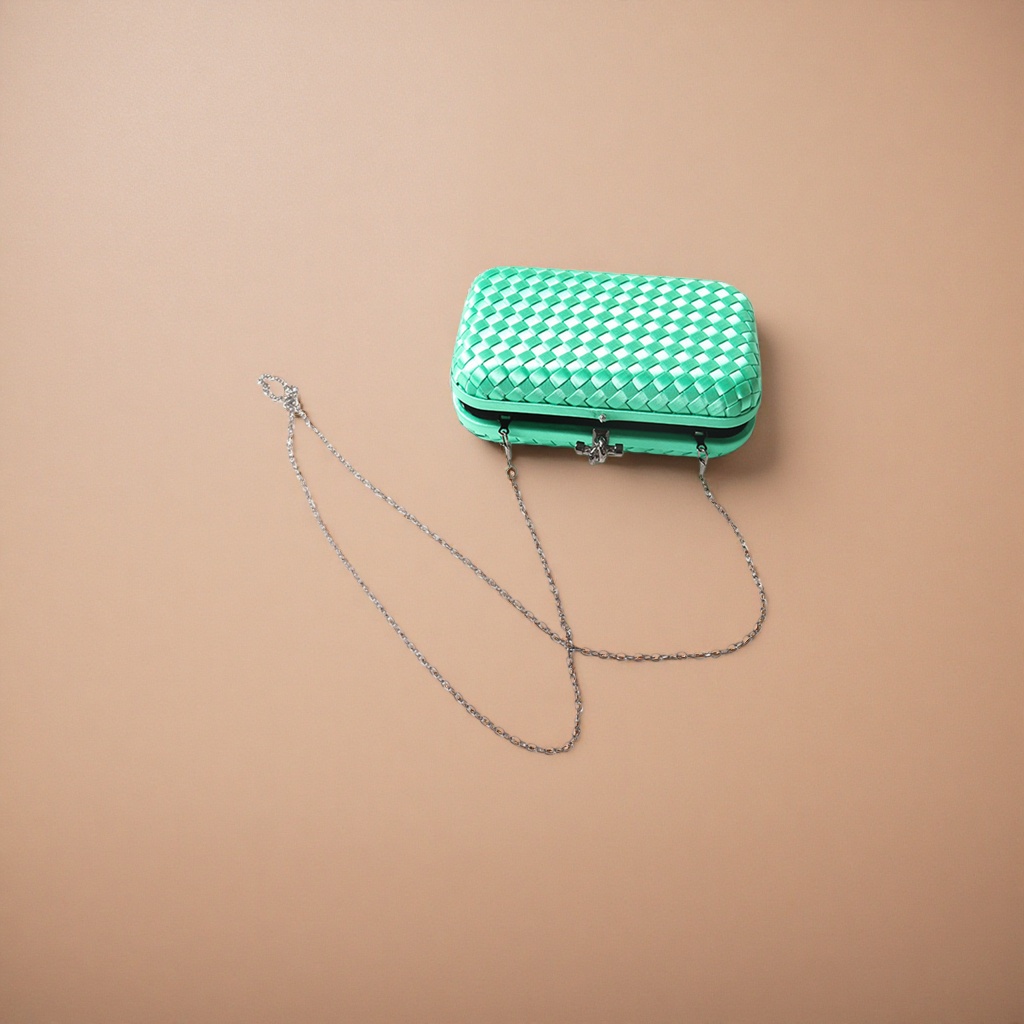 Other fashionable women's bags are simple and versatile. They are small square bags with a single shoulder and crossbody for commuting Application Scenario