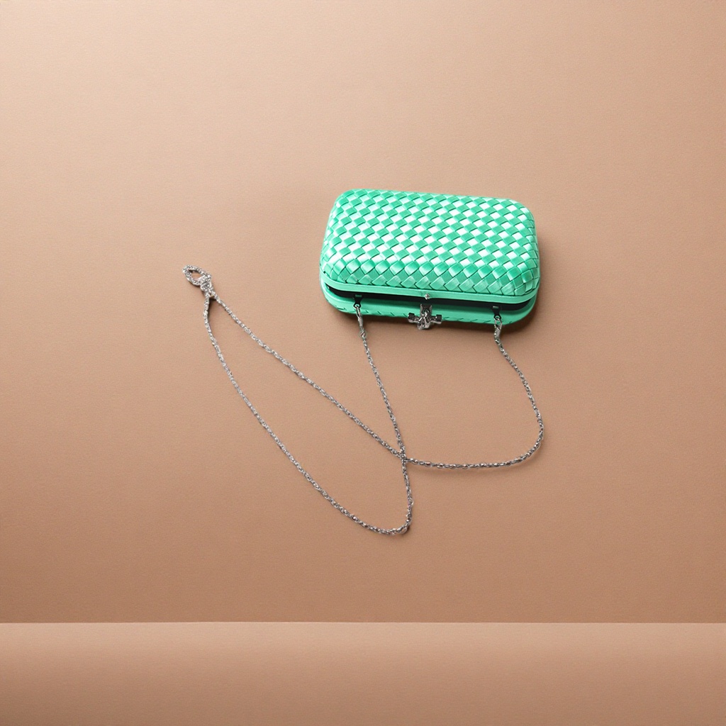 Other fashionable women's bags are simple and versatile. They are small square bags with a single shoulder and crossbody for commuting