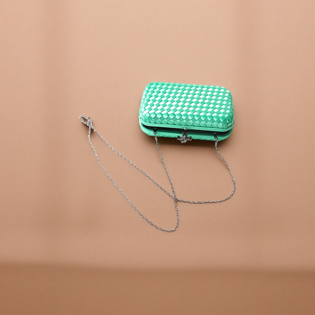 Other fashionable women's bags are simple and versatile. They are small square bags with a single shoulder and crossbody for commuting details Picture