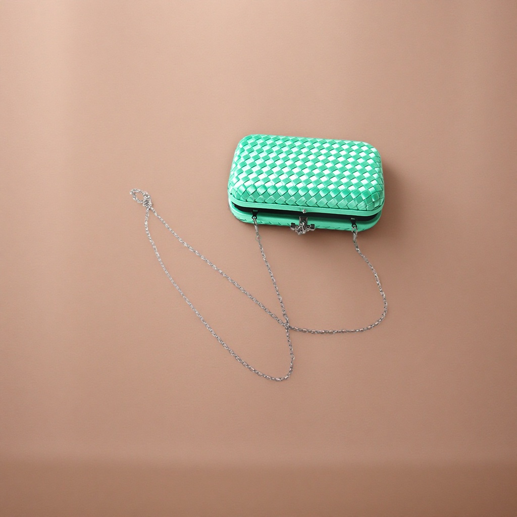 Other fashionable women's bags are simple and versatile. They are small square bags with a single shoulder and crossbody for commuting Specification image