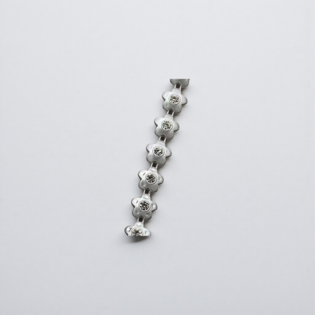 白色花朵串珠饰品细节图