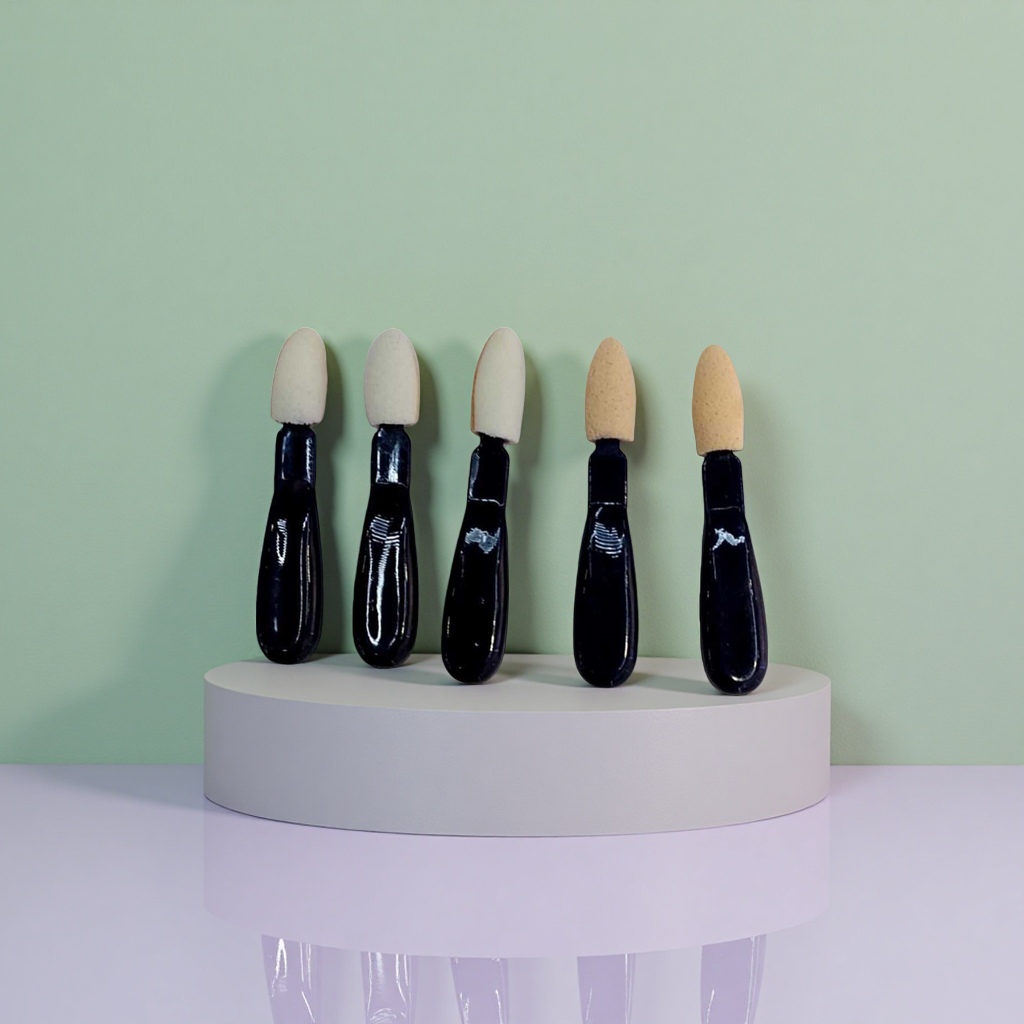 Five-piece makeup brush with black handle and white beige sponge head details Picture