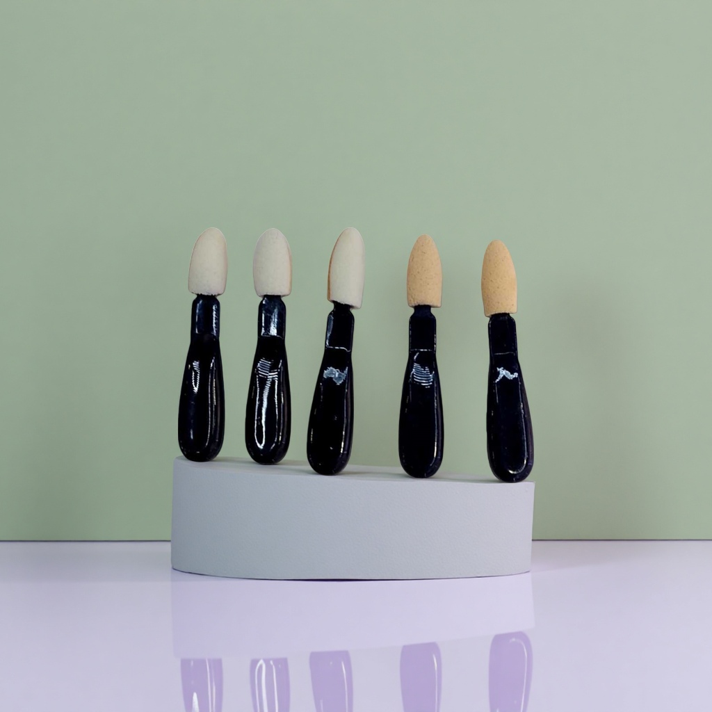 Five-piece makeup brush with black handle and white beige sponge head Application Scenario
