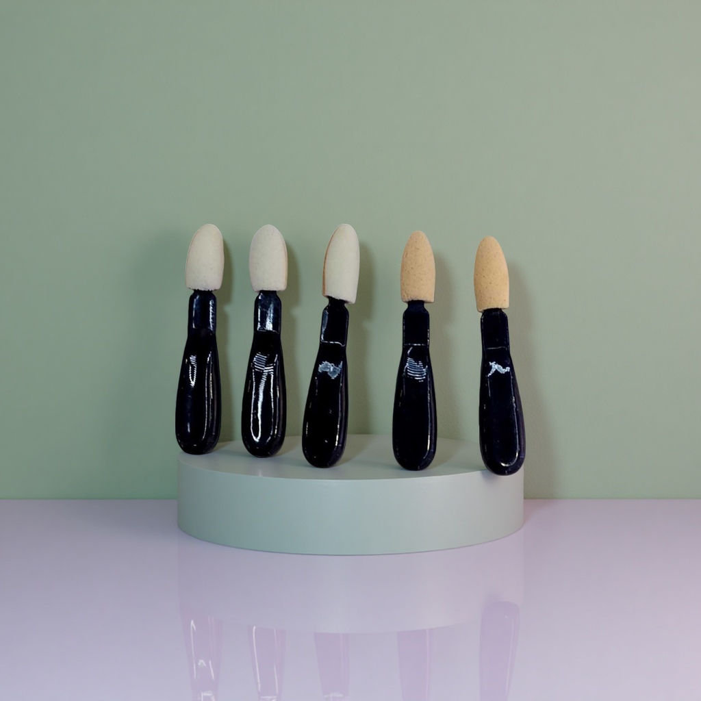 Five-piece makeup brush with black handle and white beige sponge head Specification image