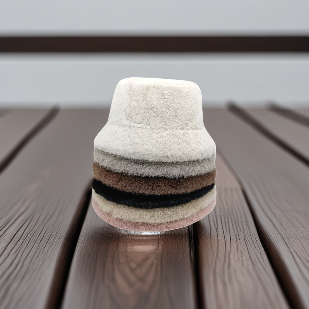 The white plush fisherman's hat is warm and flattering for the face in autumn and winter. It's a casual and versatile Korean-style hat Application Scenario