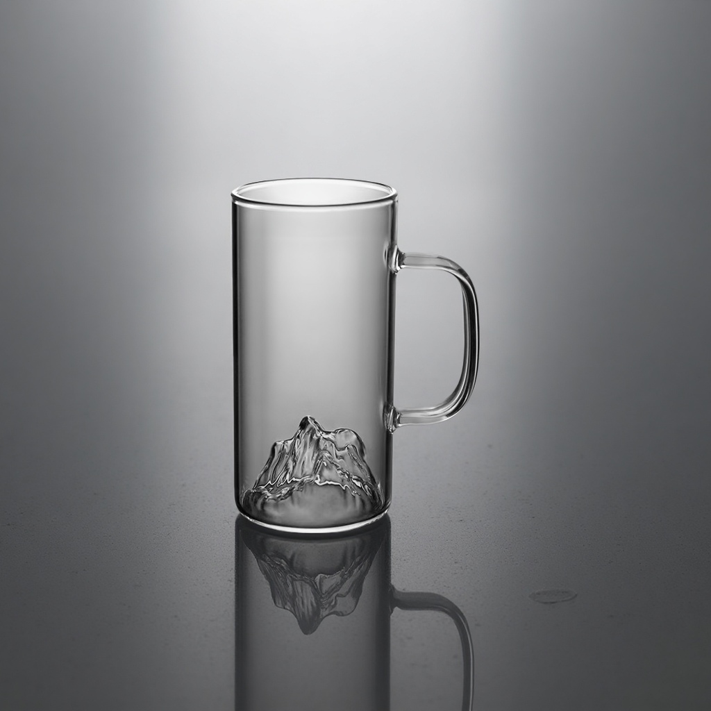 透明玻璃杯，底部有山形雕刻细节图