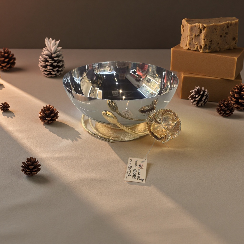 银色光泽碗配金色花朵装饰底座