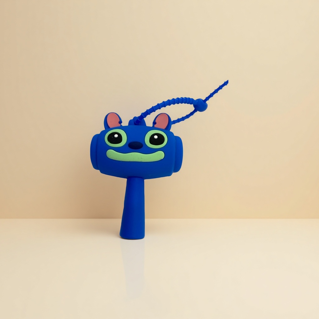 蓝色卡通锤子钥匙扣细节图