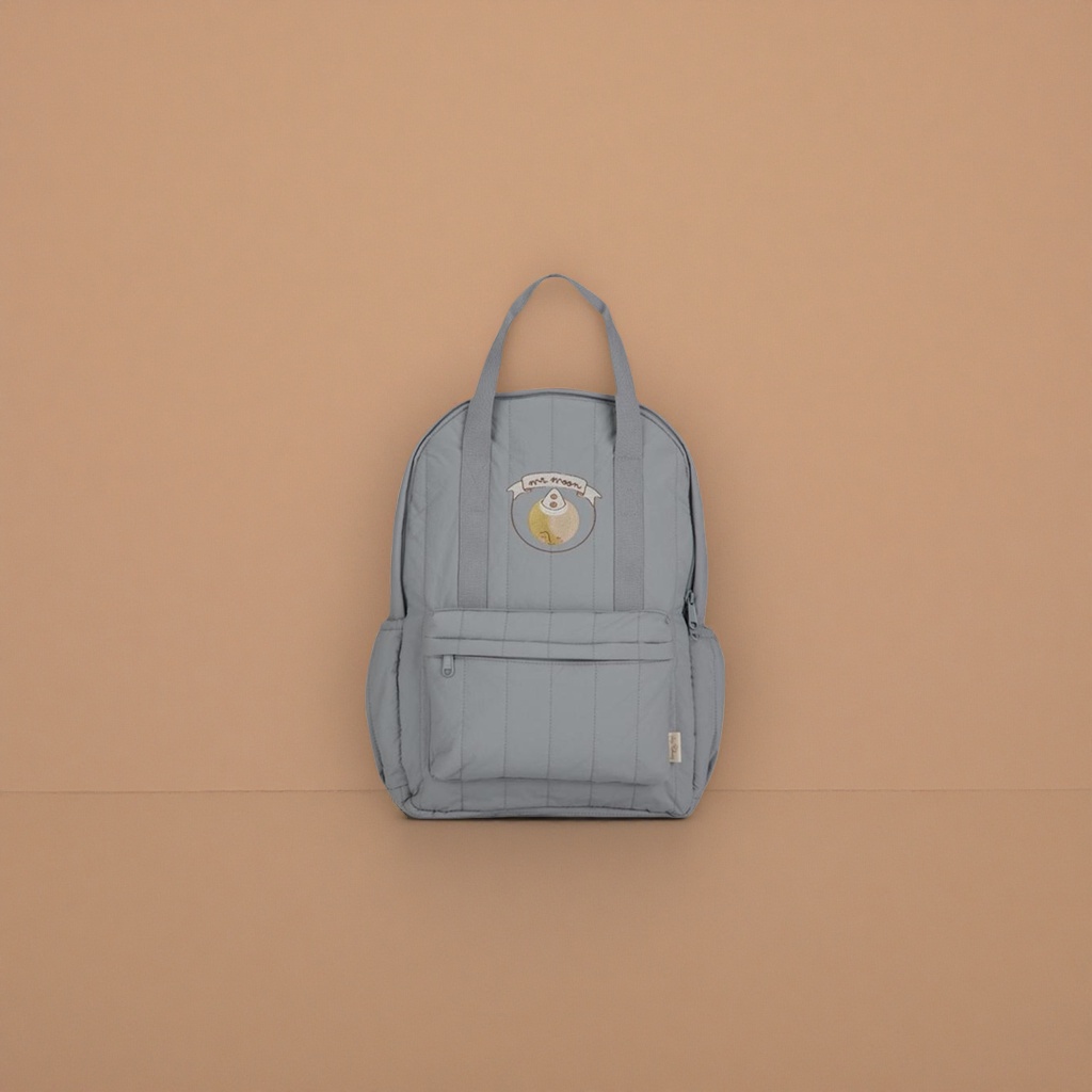 A simple and fashionable grey casual backpack, a large-capacity lightweight travel bag suitable for both men and women Application Scenario