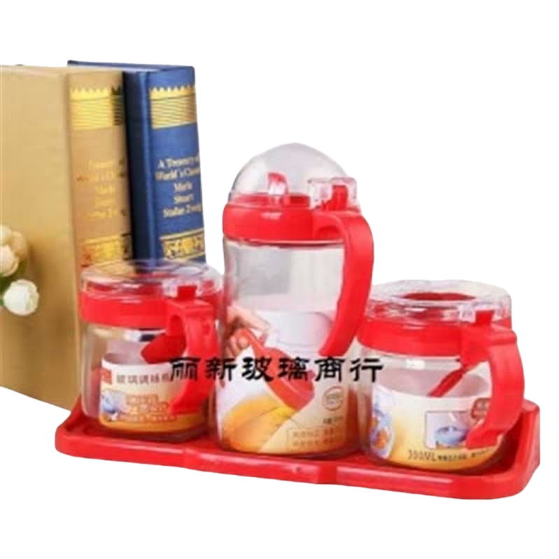 红色托盘上的玻璃调味瓶套装白底实物图