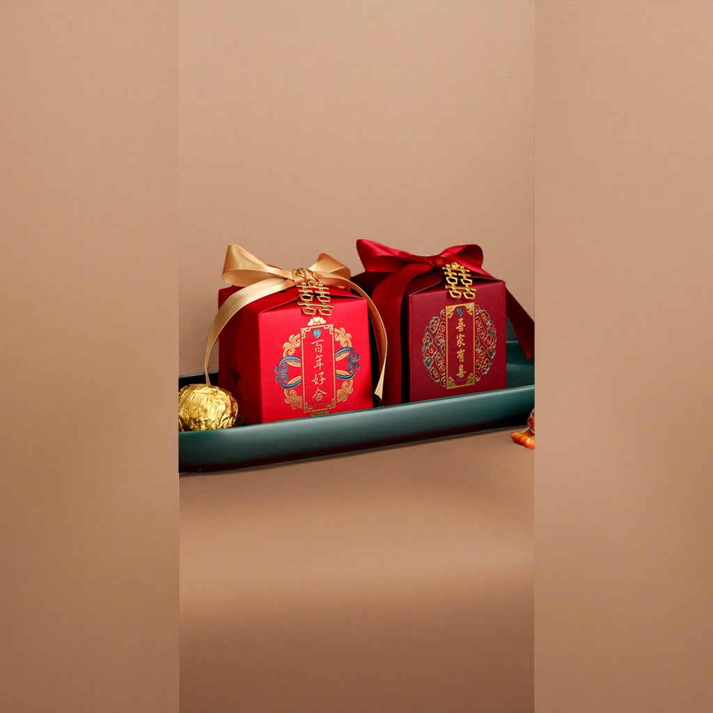 علبة العلكة الحمراء، ذهبية مزخرفة بأقواس الزفاف الصينية Specification image