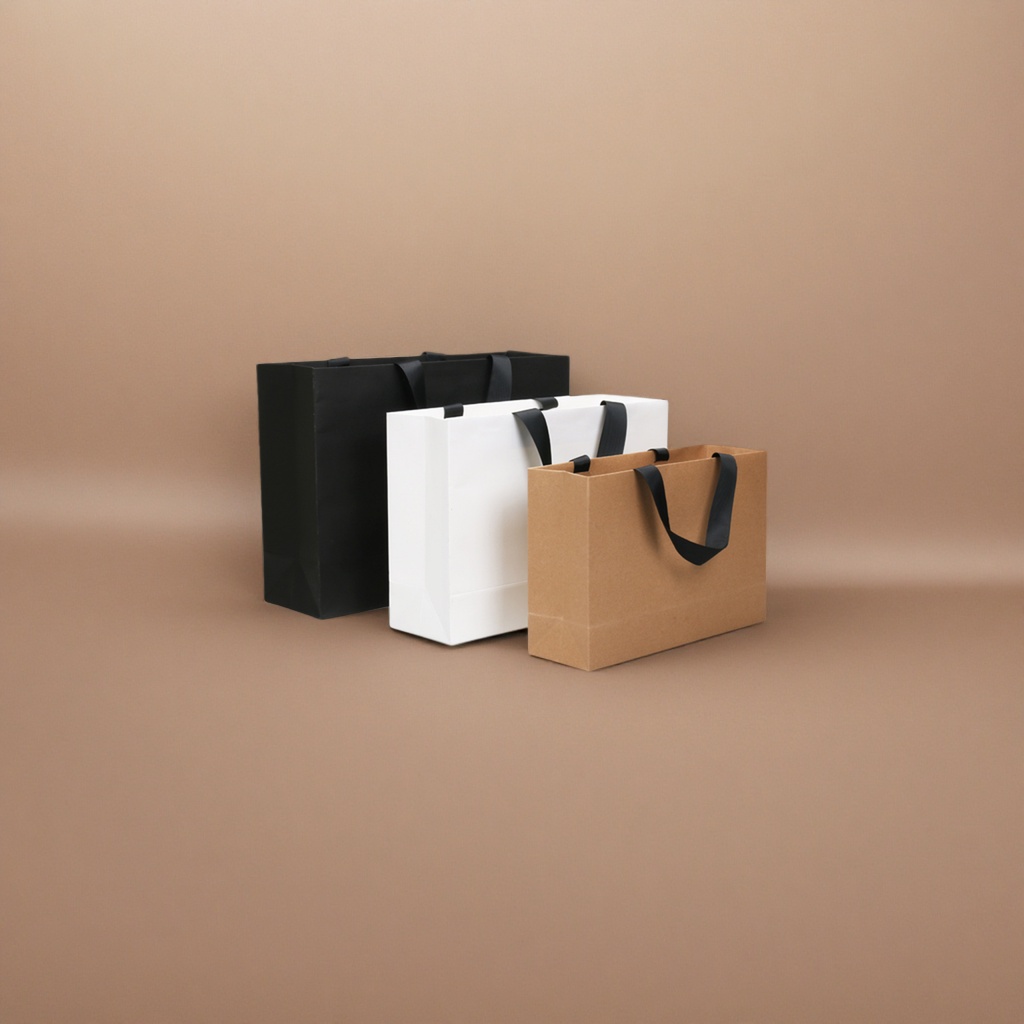 كيس ورقي أبيض وأسود مزود بمصافح أسود Specification image