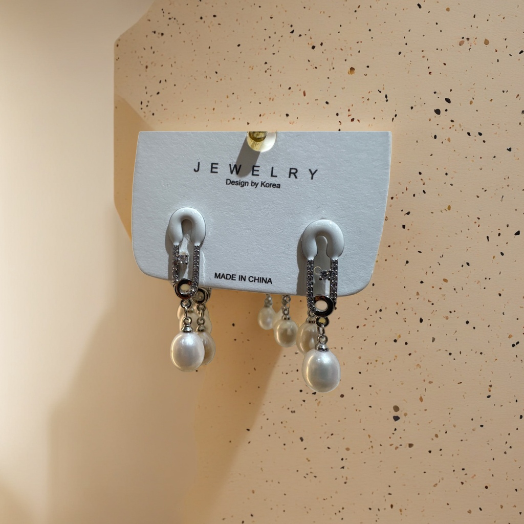 A simple and elegant pair of white stud earrings paired with pearl pendant earrings Application Scenario