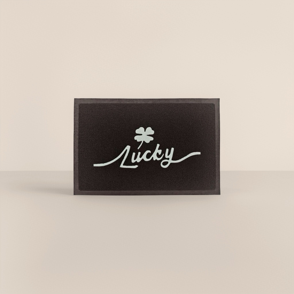 黑色地垫带白色Lucky字样和四叶草图案