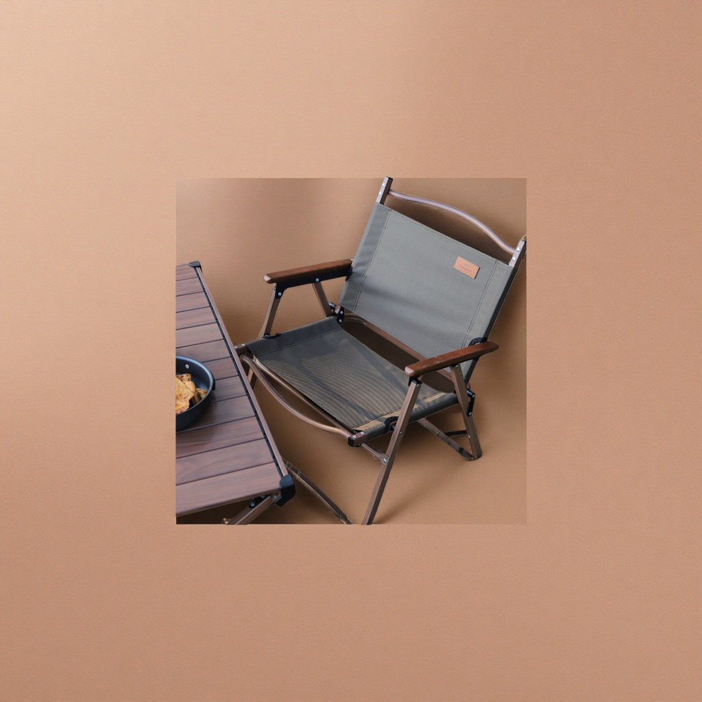 The green canvas folding chair is portable and lightweight for outdoor use, suitable for sitting or lying down, and can be used for camping on a home balcony