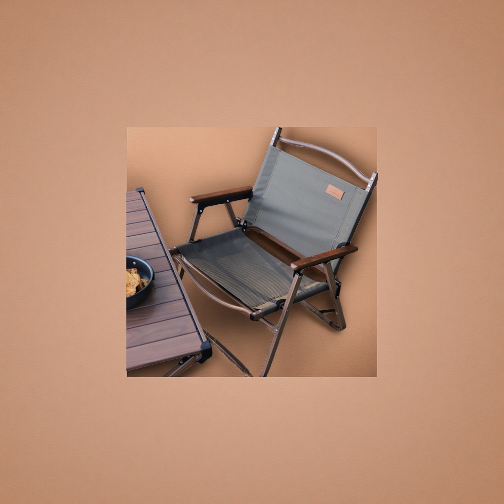 The green canvas folding chair is portable and lightweight for outdoor use, suitable for sitting or lying down, and can be used for camping on a home balcony Application Scenario