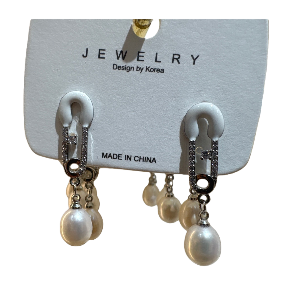 A simple and elegant pair of white stud earrings paired with pearl pendant earrings Item Picture